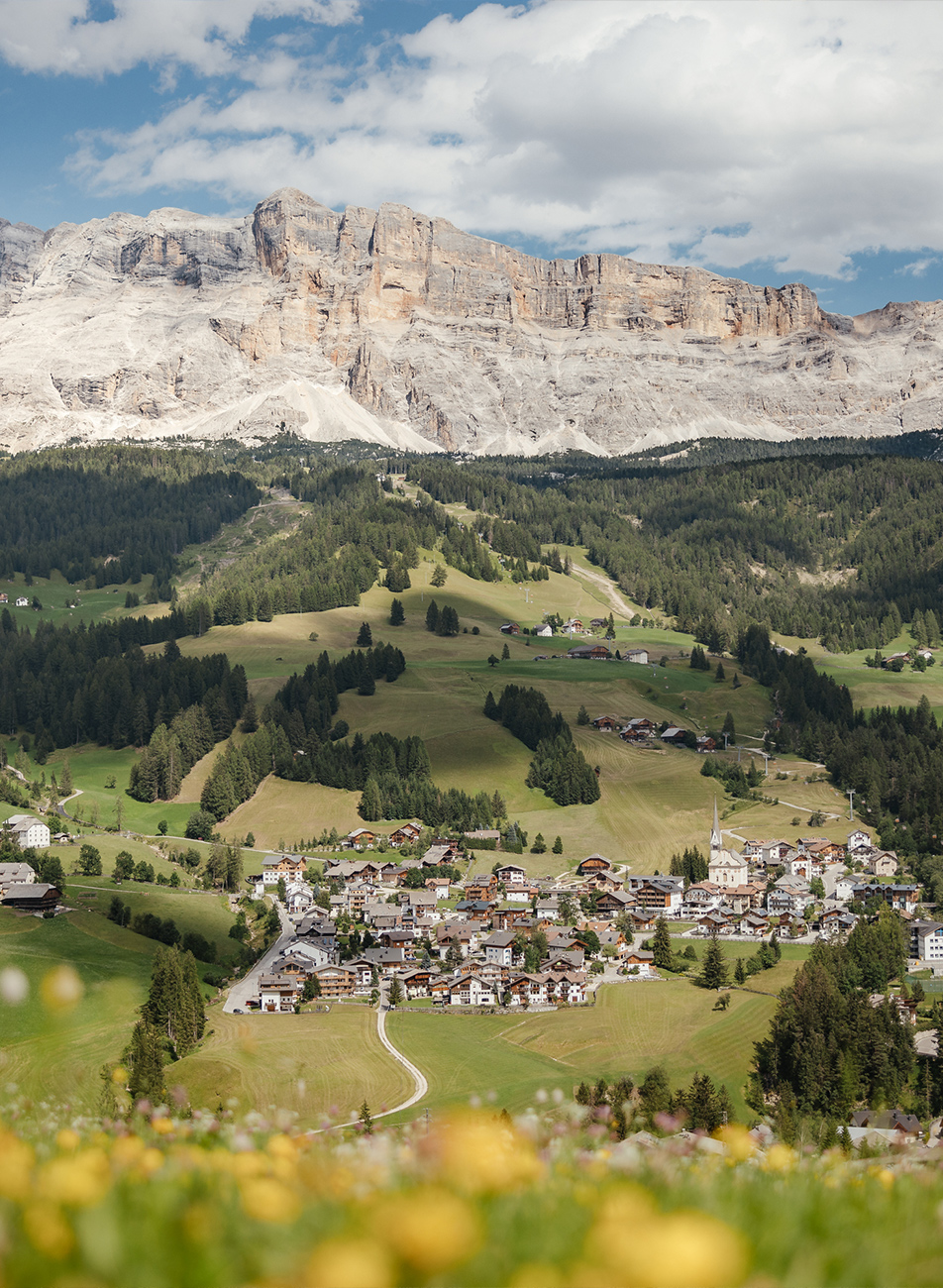 Veduta di La Villa e del Gruppo Sasso della Croce in Alta Badia