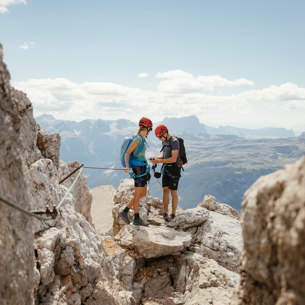 Escursionisti su una via ferrata nelle Dolomiti dell’Alta Badia