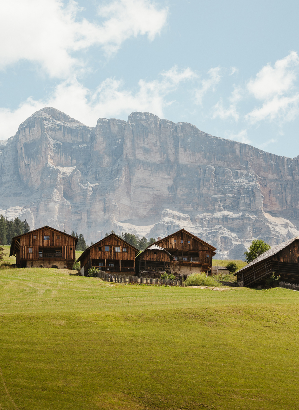 Berghütten am Fuße des Kreuzkofels in Alta Badia