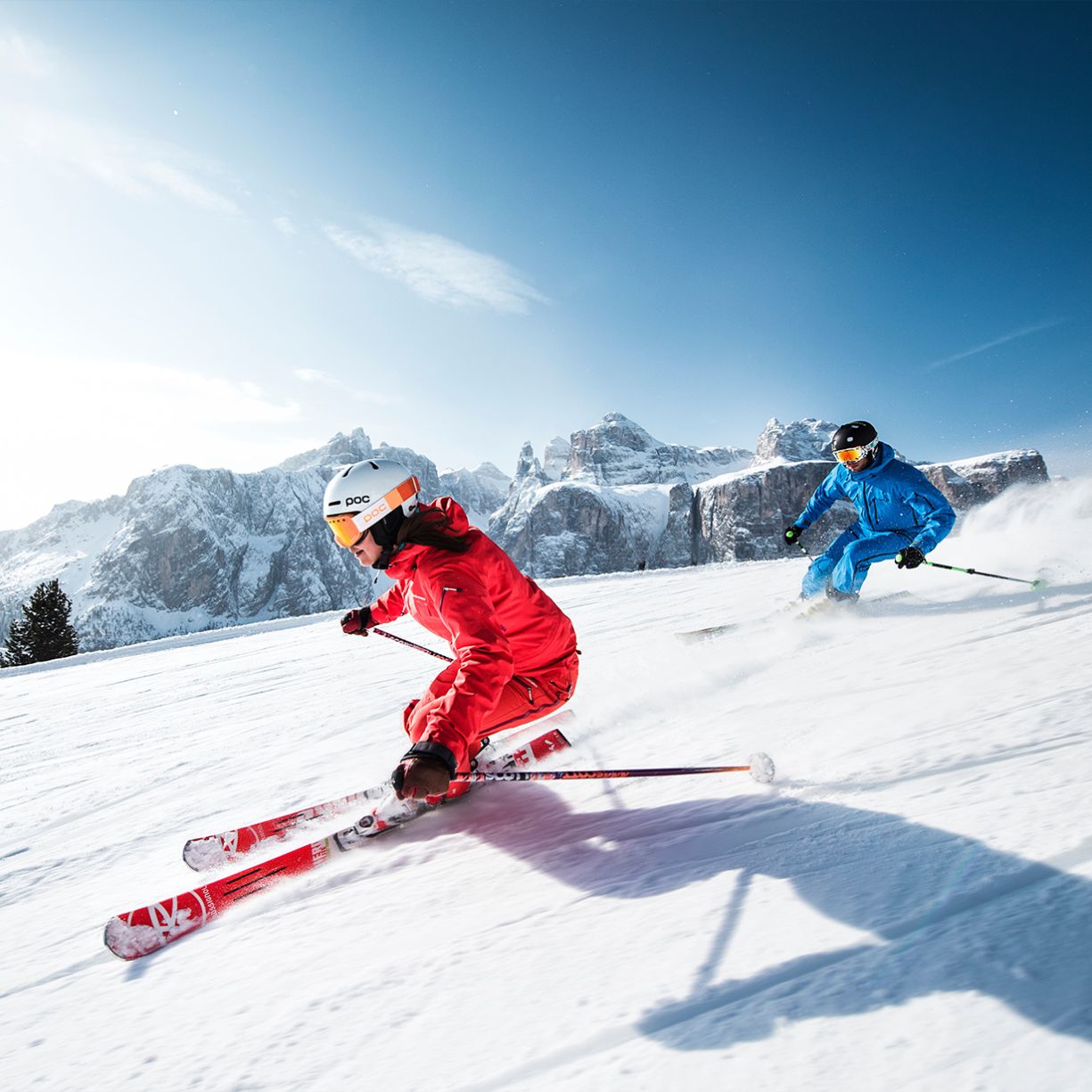 Sciatori sulle piste innevate dell’Alta Badia