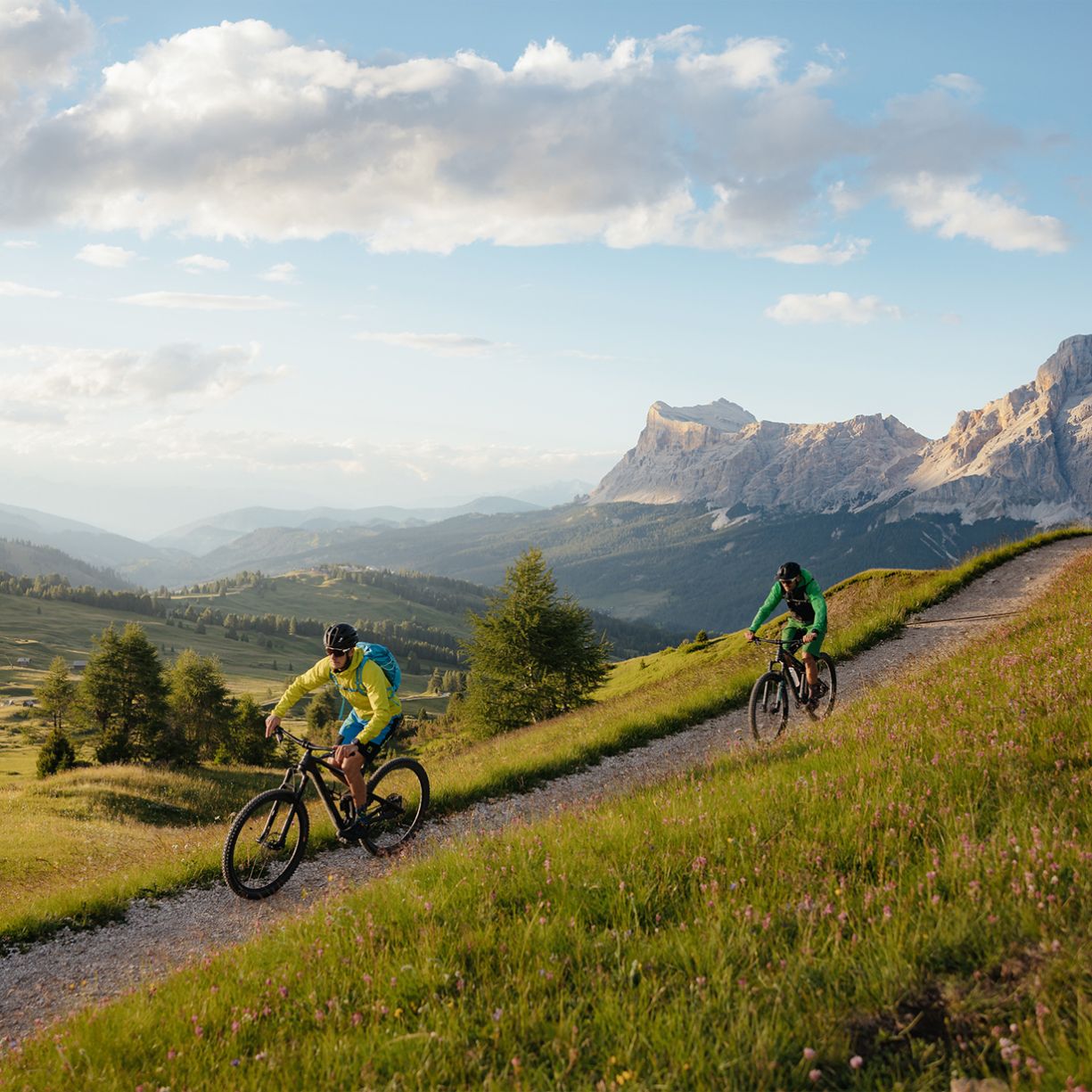 Ciclisti in mountain bike sui sentieri dell’Alta Badia
